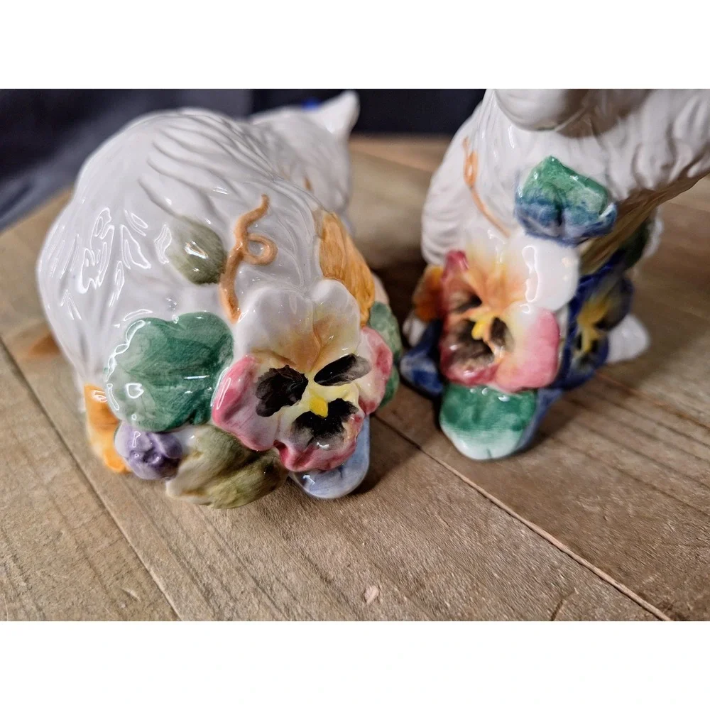 Vintage Style White Kitten Cat Pansy Floral Ceramic Salt and Pepper Shakers Set